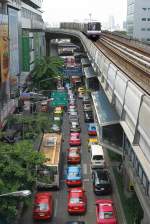 Deutlich ist der Vorteil der Schiene gegenüber der Straße zu erkennen, ein Skytrain-Triebwagen fährt am 22.Mai 2007 hoch über der Thanon Silom von der BTS Sala Daeng Station (S2) in Richtung BTS Ratchadamri Station (S1).