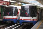 BTS (Skytrain) Triebwagen 1157 und ein weiterer Triebwagen am 16.März 2011 in der Asok Station (E4).