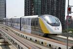 MRT YM04 (Hersteller: Bombardier Transportation + CRRC Nanjing Puzhen, Type Innovia Monorail 300) fährt am 25.März 2024 in die Lat Phrao Station (YL01) ein.