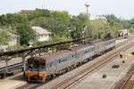 EXP 75 (Krung Thep Aphiwat - Nong Khai) mit dem NKF 1259 als letztes Fahrzeug fährt am 26.März 2024 durch die Chiang Rak Station.