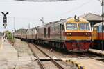 HID 4521 (Co'Co', de, Hitachi, Bj.1993) fährt am 26.März 2024 mit dem ORD 234 (Surin - Hua Lamphong) in die Ayutthaya Station ein.