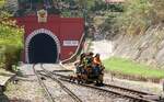 Nach dem EXP 51 (Krung Thep Aphiwat - Chiang Mai) kam am 23.März 2023 noch dieser nummernlose Kleinwagen als Nebenfahrt aus dem Khun Tan Tunnel, dadurch verzögerte sich die Abfahrt des