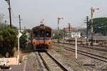 LOC 408 (Chiang Mai - Nakhon Sawan) mit dem NKF 1236 als letztes Fahrzeug verlässt am 25.März 2023 die Den Chai Station.