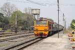 ALS 4107 (Co'Co', de, Alsthom, Bj.1974) fährt am 26.März 2023 mit dem RAP 102 (Chiang Mai - Krung Thep Aphiwat) in die Den Chai Station ein.