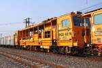 SRT บสน.6, eine Gleisstabilisiermaschine (Plasser & Theurer, Type DGS 62 N) am 30.März 2023 in der Nakhon Sawan Station.