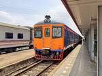 SRT (State Railway of Thailand) 1034 am Schluss eines dreiteiligen Dieseltriebzuges, der gerade als Lokalzug 415 pünktlich(!) aus Nakhon Ratchasima den Endbahnhof Nong Khai erreicht hat (Nong Khai, 23.05.2022). Er wird in Kürze als Lokalzug 418 wieder nach Nakhon Ratchasima zurückfahren. - Nong Khai liegt in Nordost-Thailand am Mekong, der hier die Grenze zu Laos bildet (unweit der laotischen Hauptstadt Vientiane), und ist Endstation der Nordost-Strecke (Bangkok - Nong Khai) der SRT.