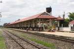 Mittelbahnsteig des Bf. Khon Kaen, Blickrichtung Udon Thani, am 16.Juni 2011.