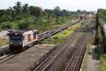 QSY 5216 (Co'Co', de, CRRC Qishuyan, Bj.2021) fährt am 05.Dezember 2024 mit dem FREIGHT 846 (Laem Chabang Port - Inland Container Depot) durch die Preng Station.