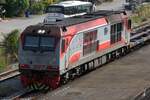 QSY 5216 (Co'Co', de, CRRC Qishuyan, Bj.2021) am 05.Dezember 2024 vor dem FREIGHT 846 (Laem Chabang Port - Inland Container Depot) in der Preng Station.