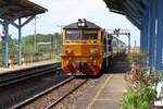 AHK 4220 (Co'Co', de, Krupp, Bj.1980, Fab.Nr. K-5484) fährt am 05.Dezember 2024 mit dem ORD 367 (Hua Lampong - Chachoengsao Junction) in die Preng Station ein.