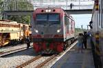 QSY 5215 (Co'Co', de, CRRC Qishuyan, Bj.2021) fährt am 05.Dezember 2024 mit dem FREIGHT 856 (Laem Chabang Port - Inland Container Depot) und 271 Minuten Verspätung durch die Chachoengsao Junction.