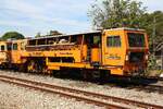 SRT อน.21 (อน.=TM./Tamping Machine) eine Gleisstopfmaschine (Hersteller: Plasser & Theurer, Type 09-16 CAT, Baujahr: 2001, Fab.Nr.: 3013) am 05.Dezember 2024 in der Chachoengsao Junction.