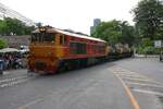 ADD 4416 (Co'Co', de, Alsthom, Bj.1985) mit einem Ölzug von der Mae Nam Station kommend am 03.Mai 2022 auf der EK mit der Thanon Nikhom Makkasan.