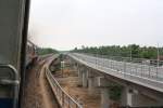Am 17. Mrz 2011 waren die Ausbauarbeiten zwischen den Bahnhfen Chachoengsao Junction und Si Racha Junction schon sehr weit fortgeschritten. Im Bild die neue errichtet Brcke ber den Maenam Bang Pakong.