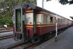 บชส. 170 (บชส. =BTC./Bogie Third Class Carriage) als letztes Fahrzeug des ORD 254 von Lang Suan am 06.Dezember 2024 im Endbahnhof Thon Buri Station.