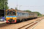 Comuter Special 1117 (Thon Buri - Nakhon Pathom) mit dem NKF 1218 als erstes Fahrzeug am 24.März 2024 in der Sala Ya Station.