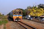 Comuter Special 1129 (Thon Buri - Nakhon Pathom) mit dem NKF 1218 als erstes Fahrzeug fährt am 24.März 2024 in die Sala Ya Station ein.