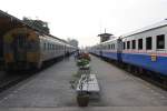 Mittelbahnsteig des Bf. Nakhon Pathom, Blickrichtung Nong Pla Duk Junction, am 06.Dezember 2010. Rechts der Dampfsonderzug 9002 nach Bangkok.