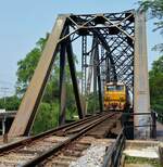 SRT 4303 mit Ord 255 Bangkok-Thonburi - Lang Suan überquert in Pran Buri den gleichnamigen Fluss (13.02.2017).