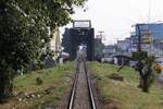 Chulalongkorn Bridge über den Mae Klong in Ratchaburi, aufgenommen am 06.Dezember 2024 durch die Übergangstüre des letzten Wagen des ORD 254 (Lang Suan - Thon Buri).