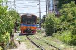 NKF 1206 (1A'2', dh, Nippon Sharyo, Bauj.1985) als letztes Fahrzeug des ORD 4343 (Wongwian Yai - Mahachai) am 01.Juni 2013 auf der EK mit der Thanon Wutthakat.