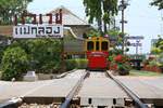 Wie auf vielen Bahnhöfen in Thailand, und in der Mae Klong Station speziell auch für die Touristen, werden die Anlagen liebevoll ausgeschmückt und gepflegt.