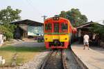 Als letzter Zug des Tages fährt der ORD 4387 nach Mae Klong mit dem NKF 1216 als letztes Fahrzeug aus der Ban Laem Station. - Links des Triebwagens erkennt man das kurze Gleisstück samt Flugdach wo zur Zeit die vorher jahrelang im Gelände des Phahonyothin Cargo Yard dahinrostende MRC 5, ex MRC 2 (1B-n2t, Krauss-München/Sendling, Bauj. 1906, Fab.Nr. 5428) äußerlich aufgearbeitet wird. - Bild vom 01.Mai 2024.