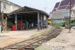 Bf. Ban Laem am 27.Mrz 2010. Dieser Endbahnhof der Mae Klong - Line besteht heute nur mehr aus dem abgebildetetn Gleis sowie 1 Weiche mit kurzem Gleisstutzen zum abstellen von zu verschrotteten Fahrzeugen.