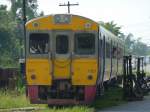 Der stark versptete Zug aus Mae Klong am 05.12.2012 bei der Einfahrt in Ban Lhaem.