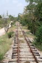 Der Zustand der Strecke der Mae Khlong Line verschlechtert sich immer mehr. Zur Zeit ist die ganze Strecke, mit Ausnahme eines ca. 500mm langen Abschnittes, eine einzige Langsamfahrstelle mit 20 Km/h. Dies fhrte zur Streichnung eines Zugpaares und Verlngerung der Fahrzeit der restliche 3 Zugpaare von 60 auf 100 Minuten. Im Bild vom 21.Mrz 2014 erkennt man der Streckenzustand zwischen den Haltestellen Ked Muang und Lad Yai.