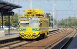 Oberleitungstriebwagen SZDC MVTV 2-096 fährt durch Bahnhof Ricany am  9.September 2016