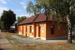 Aufnahmsgebäude des Bahnhof Hustopece u Brna am 15.August 2018.