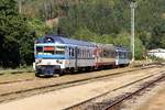 CD 50 54 80-29 302-4 Bfbdtn am 18.August 2018 als erstes Fahrzeug des einfahrenden Os 4807 (Trebic - Brno hl.n.) im Bahnhof Zastavka u Brna.