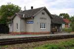 Das, nunmehr geschlossene, Aufnahmsgebäude des Bahnhof Boretice am 11.Mai 2019.