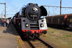 Bahnhof Cheb (Eger) am Mittag des 02.04.2016. Soeben sind 01 0509 (PRESS) und 01 1519 (EFZ) mit ihrem Sonderzug aus Dresden eingelaufen. Hier steht ein mehrstündiger Aufenthalt an, bevor die Fahrt über Karlovy Vary (Karlsbad), Decin (Tetschen) und Bad Schandau, zurück nach Dresden, fortgesetzt wird. Da ich leider im zehnten und somit letzten Wagen saß, mußte ich einen Hochleistungssprint einlegen, um diese Szene noch einigermaßen menschenfrei festhalten zu können. Sekunden später waren die Loks hoffnungslos zugestellt, was bei zehn vollbesetzten Schnellzugwagen auch kein Wunder ist. Leider gab es zwischendurch keinen einzigen Fotohalt, sodaß sich zwangsläufig alles bei den wenigen Bahnhofsaufenthalten auf die Loks stürzte! ;-)