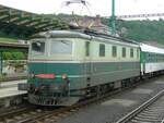 Schnellzug nach Prag im Bahnhof Děčín h.l.n mit 141 004 im Jahr 2009