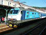  BR 151 011 vor Schnellzug nach Prag, fotografiert am 24.11.2011 im Bahnhof Decin h.l.n.