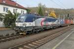 ZSSK Cargo-Baureihe 383 vor Containerzug im Bahnhof Děčín hln, fotografiert im Oktober 2022