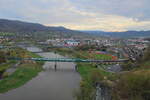 Kesselzug mit EP 193 über die Elbbrücke zwischen Decin hl.n. und Decin Vychod mit dem hl n. rechts im Bild. Aufgenommen vom Aussichtspunkt Vyhidkoce am 19.04.2022