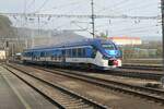 auf der Bahnlinie von Děčín nach Rumburk über Jedlova werden von České dráhy die PESA LinkII, hier 844 025 im Bahnhof Děčín im Oktober 2022,