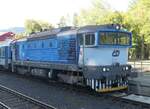 754 058 vor einem Schnellzug nach Plzeň im September 2024 im Grenzbahnhof Bayrisch Eisenstein 