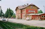 21.05.1993 Jindrichuv Hradec, Bahnhof von der Straßenseite. Vorn sind Teile der umfangreichen Schmalspur-Gleisanlagen sichtbar.
