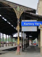 22.6.2014 16:13 Handwerkliche Meisterleistung an der Bahnsteighalle von Karlovy Vary. Neben diversen  Kreisen, Rauten und Spiralen finden sich auch fein gearbeitete Figuren. Leider lässt sich das Bauwerk nicht im Ganzen ablichten (wegen störender Masten). Informationen zufolge ist die Bahnhofshalle der einzige Teil des des Bahnhofs, der den Angriff der Alliierten 1945 überstand. 