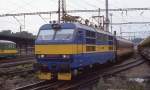 Gorilla 350005 steht am 5.7.1992 um 17.37 Uhr im Bahnhof Kolin abfahrbereit vor
dem D 173 nach Bratislava.