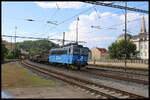 Auf dem von den Bahnsteigen freien Durchfahrt Gleis ist hier am 6.6.2024 um 16.47 Uhr in Kralupy nad Vlatavou die CD 363051-4 mit einem Güterzug in Richtung Prag unterwegs.