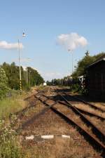 Die Weichensrae in der Einfahrt des Bahnhofs Krimov in Richtung Chomotov gesehen. Das linke Gleis fhrte einst nach Reizenhain (ist schon lange abgebaut), das Rechte ist noch teilweise im Betrieb und fhrt nach Viperty, bzw. Brenstein. (10.06.09) 