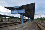 Blick vom Bahnsteig 1 auf die Bahnsteige in Nové Sedlo u Lokte. Hierbei hat man sich auf die Farben blau und weiß geeinigt welche einen schönen Kontrast zueinander bieten. 

Nové Sedlo u Lokte 29.07.2023