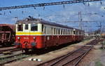 Ein Triebwagen der Reihe 830 fährt im Frühjahr 1998 in den Bahnhof Plzen hl.