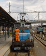 210 021 rangiert am 29.08.2021 im Bahnhof Plzeň hlavní nádraží.