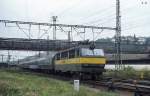 Gorilla CD 150009 fährt am 2.9.1995 um 12.00 Uhr mit einem Schnellzug Richtung Hauptbahnhof in Prag Smichov aus.